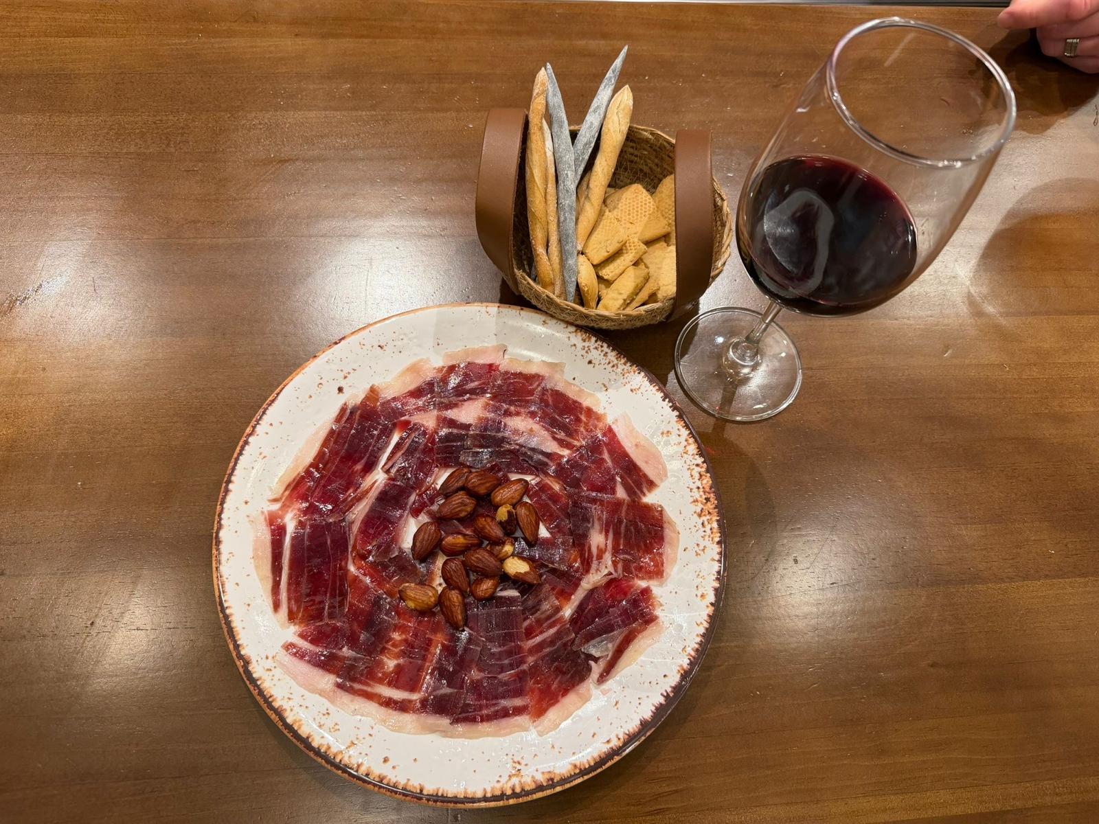 Tabla de ibéricos con vino